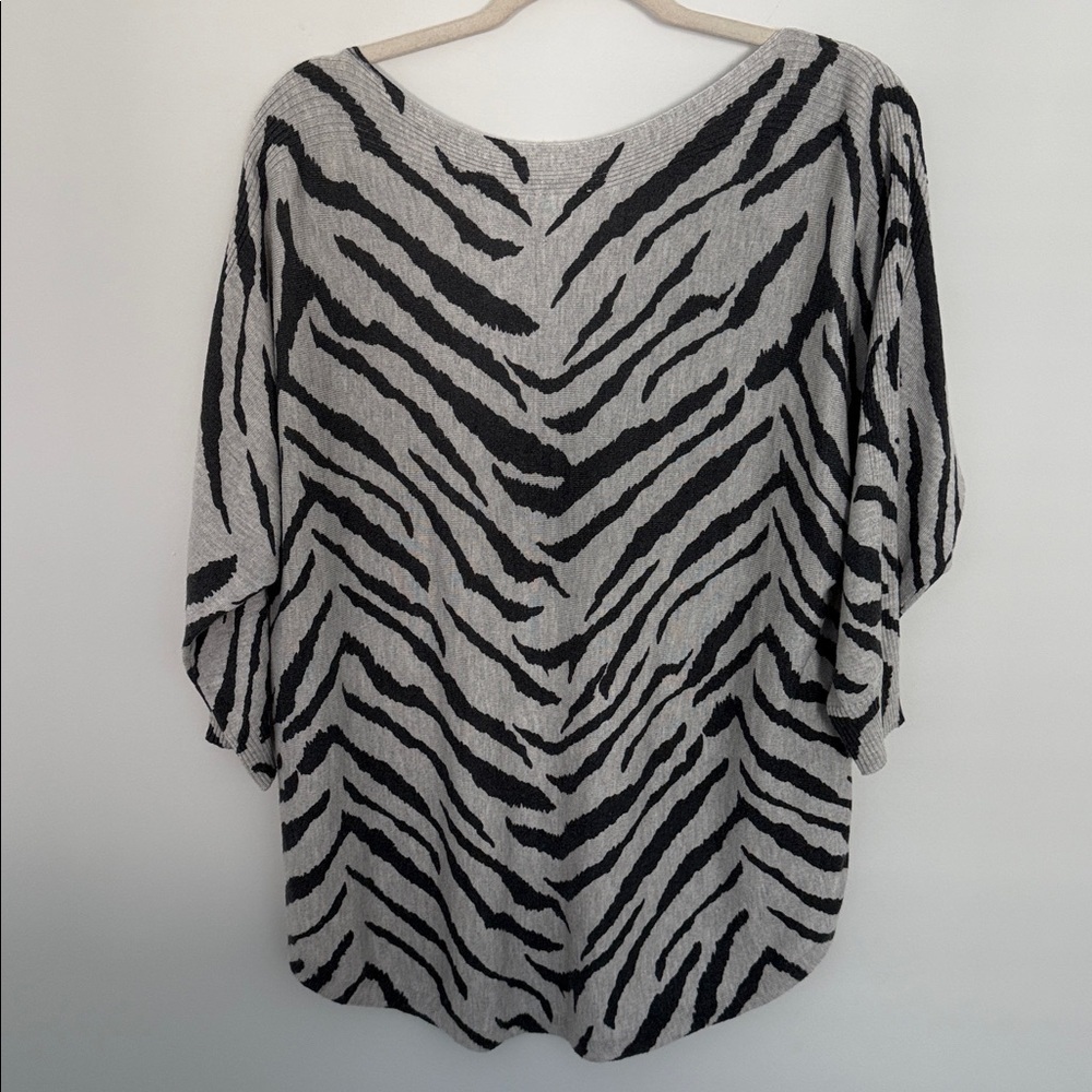 Chico’s Zebra Print Lightweight Sweater Back/Gray– Size 2 - Picture 3 of 6